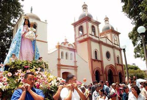 Procesión de la Virgen de Begoña por las calles de Naguanagua (foto notitarde.com)